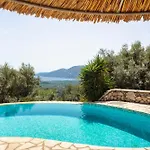 Maison d'hôtes Arapaki Secret Garden, Ground Floor Deluxe Suite, Private Pool, Sauna, Sea View 4*