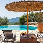 Maison d'hôtes Arapaki Secret Garden, Ground Floor Deluxe Suite, Private Pool, Sauna, Sea View Vournikas