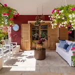 Maison d'hôtes Arapaki Secret Garden, Ground Floor Deluxe Suite, Private Pool, Sauna, Sea View Vournikas