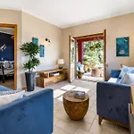Maison d'hôtes Arapaki Secret Garden, Ground Floor Deluxe Suite, Private Pool, Sauna, Sea View Vournikas