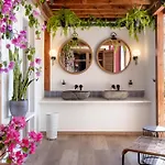 Maison d'hôtes Arapaki Secret Garden, Ground Floor Deluxe Suite, Private Pool, Sauna, Sea View 4*