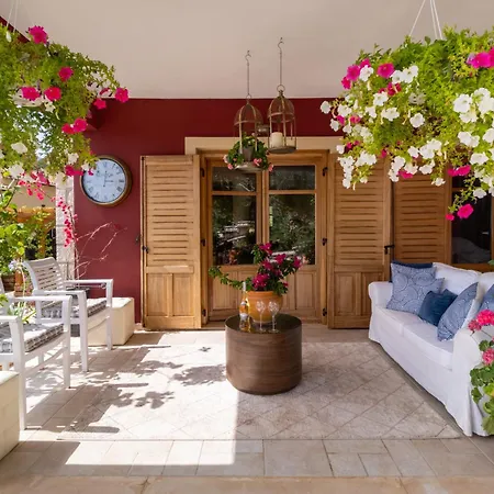 Affittacamere Arapaki Secret Garden, Ground Floor Deluxe Suite, Private Pool, Sauna, Sea View Vournikas