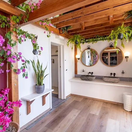 Vendégház Arapaki Secret Garden, Ground Floor Deluxe Suite, Private Pool, Sauna, Sea View Vournikas