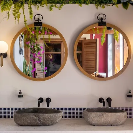 Arapaki Secret Garden, Ground Floor Deluxe Suite, Private Pool, Sauna, Sea View Vendégház